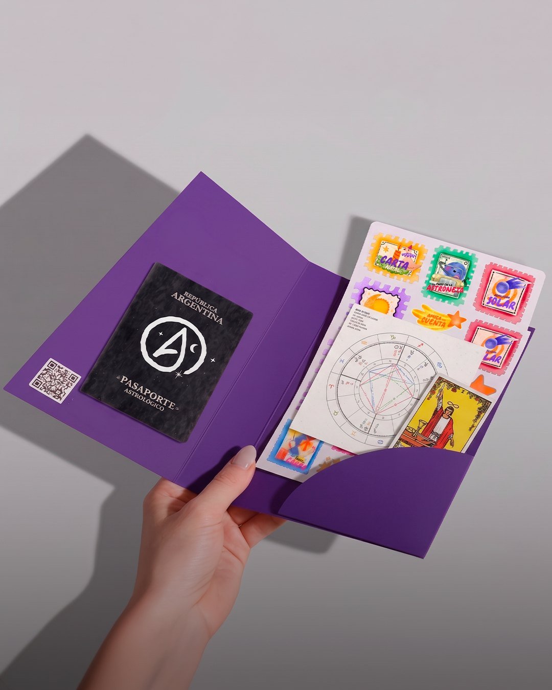 La AstroBox: carta natal impresa, arcano de destino y pasaporte astrológico