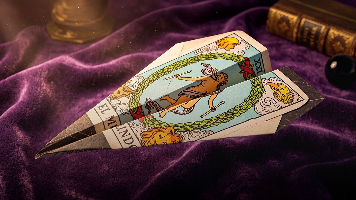 La carta de El Mundo plegada en forma de avión de papel sobre terciopelo violeta