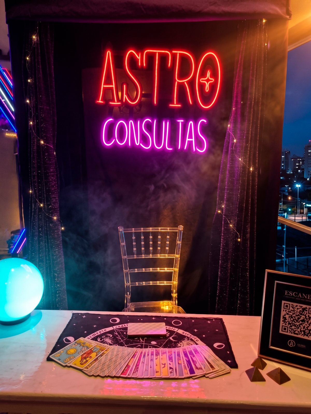 La mesa con las cartas abiertas, bajo el neón