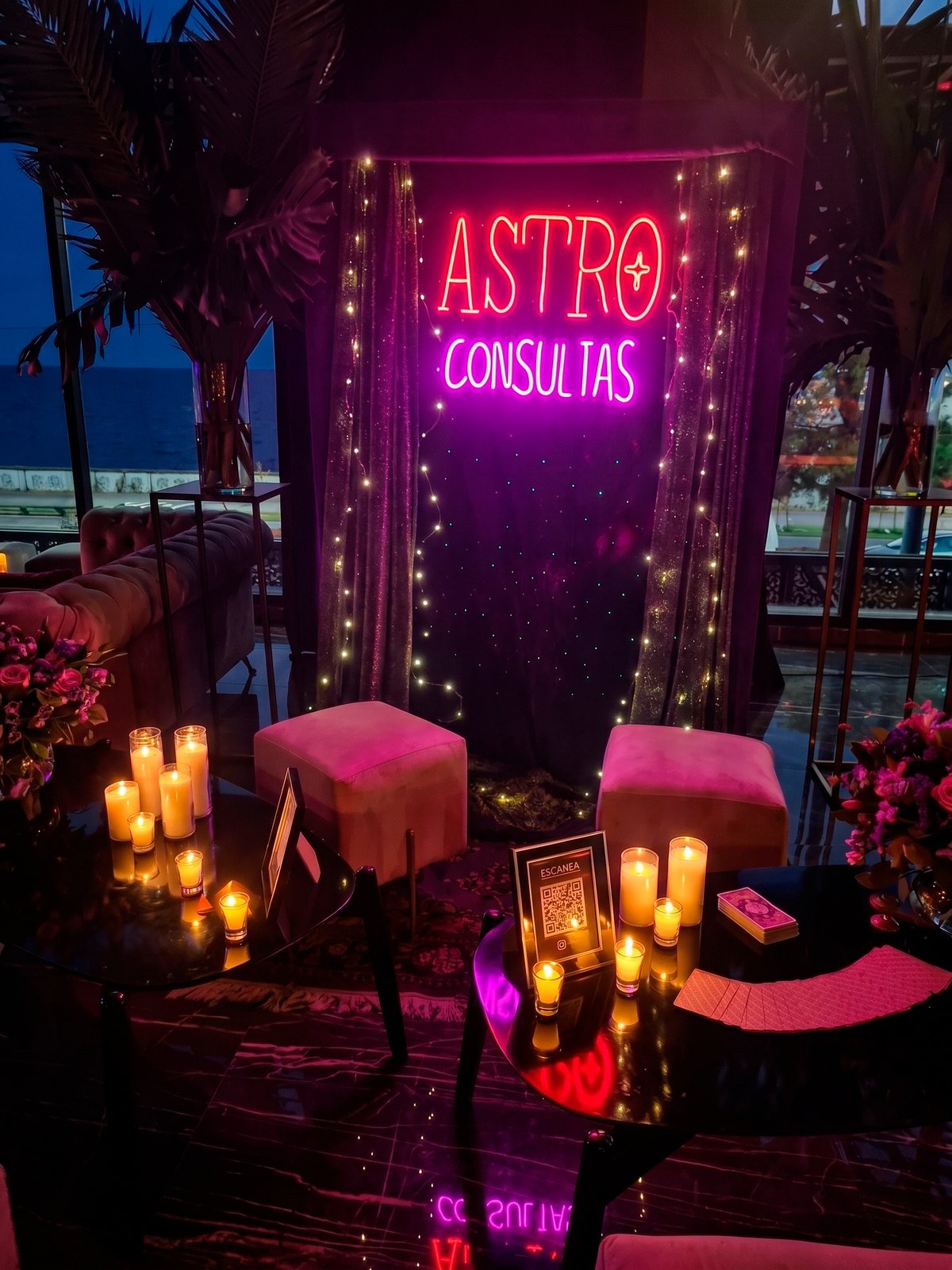 La carpa montada, con su cartel encendido