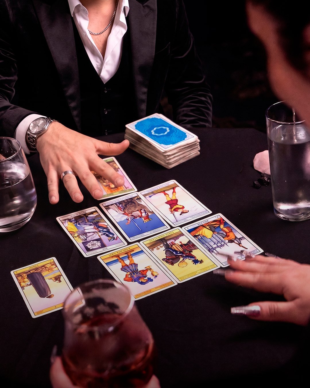 Lecturas en la mesa, uno por uno