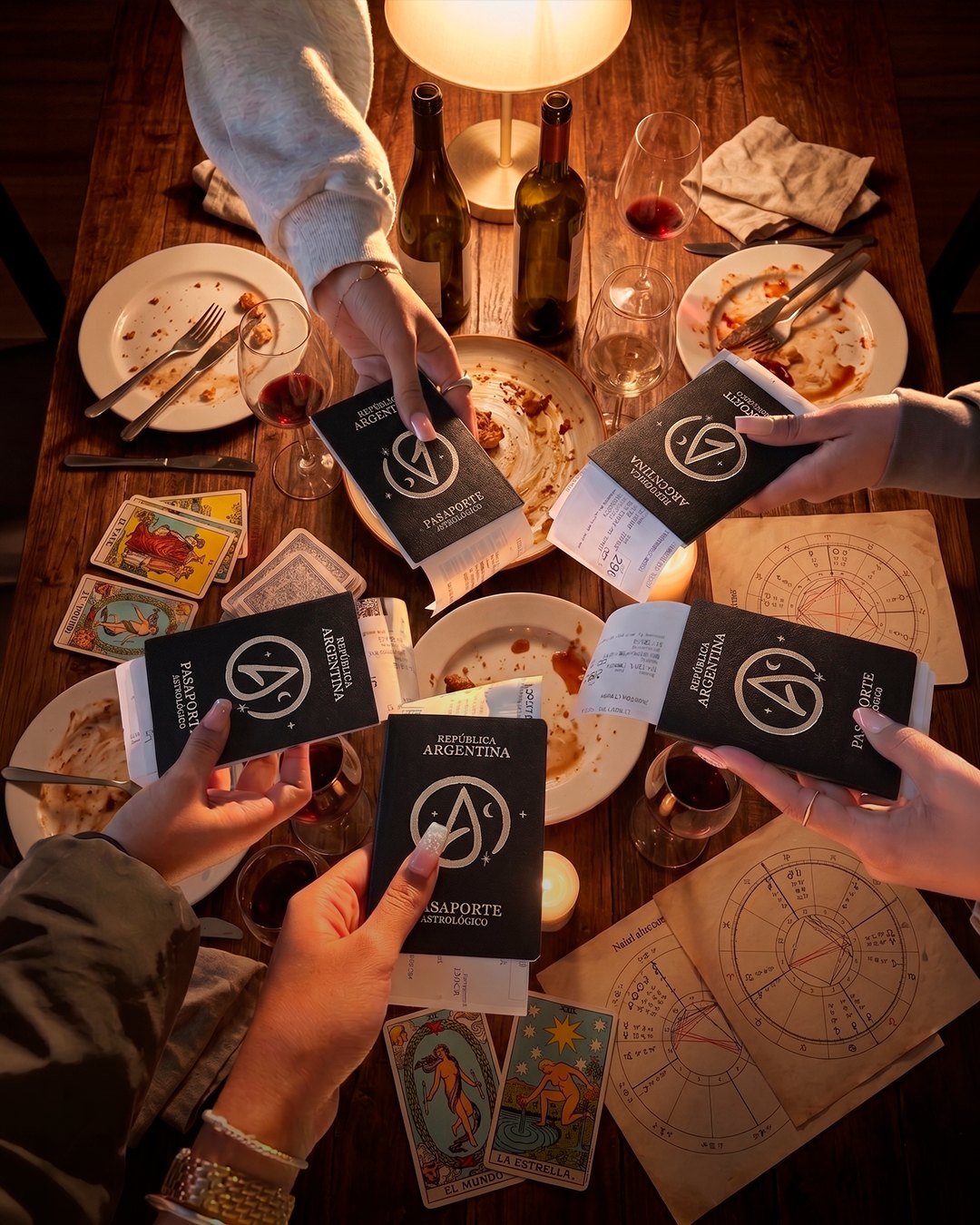 La mesa con los pasaportes y las cartas